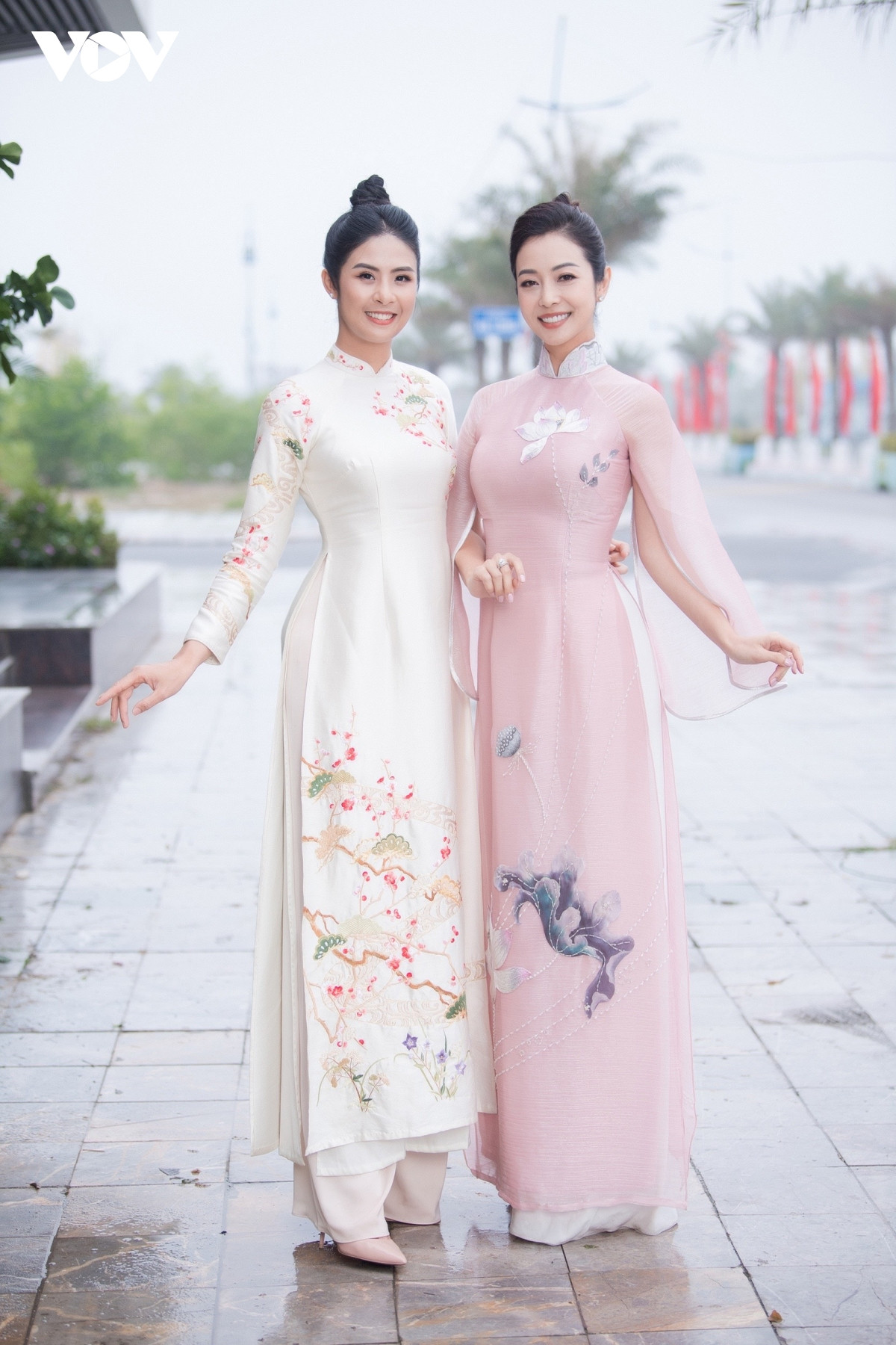 Các mỹ nhân Việt khoe sắc với áo dài của Hoa hậu Ngọc Hân - 2