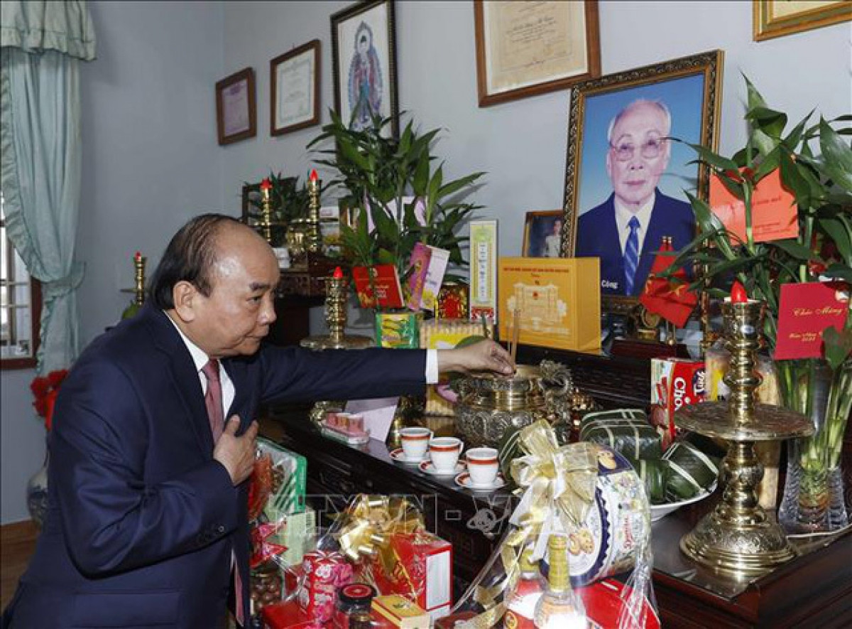 Chủ tịch nước Nguyễn Xuân Phúc dâng hương tưởng nhớ Chủ tịch Hội đồng Nhà nước Võ Chí Công. Ảnh: TTXVN