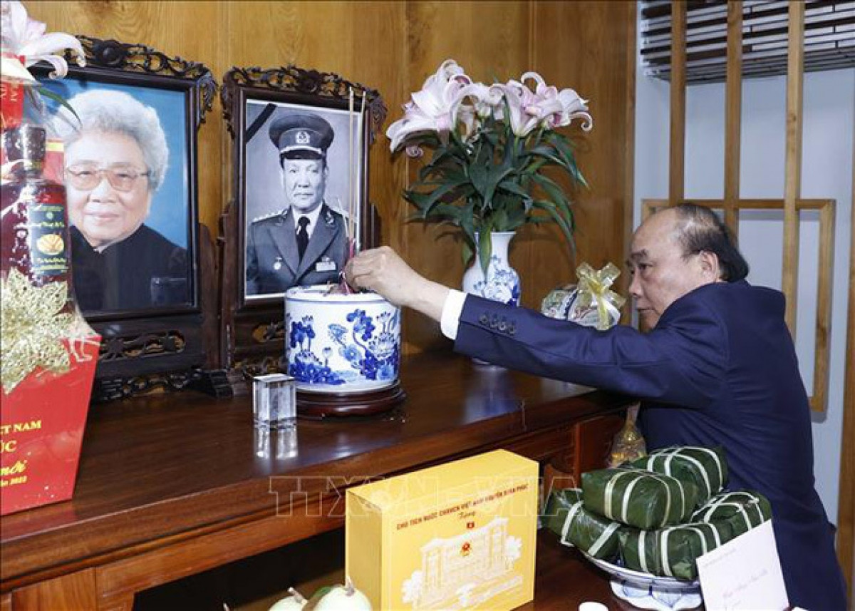 Chủ tịch nước Nguyễn Xuân Phúc dâng hương tưởng nhớ Đại tướng Lê Đức Anh.  Ảnh: TTXVN