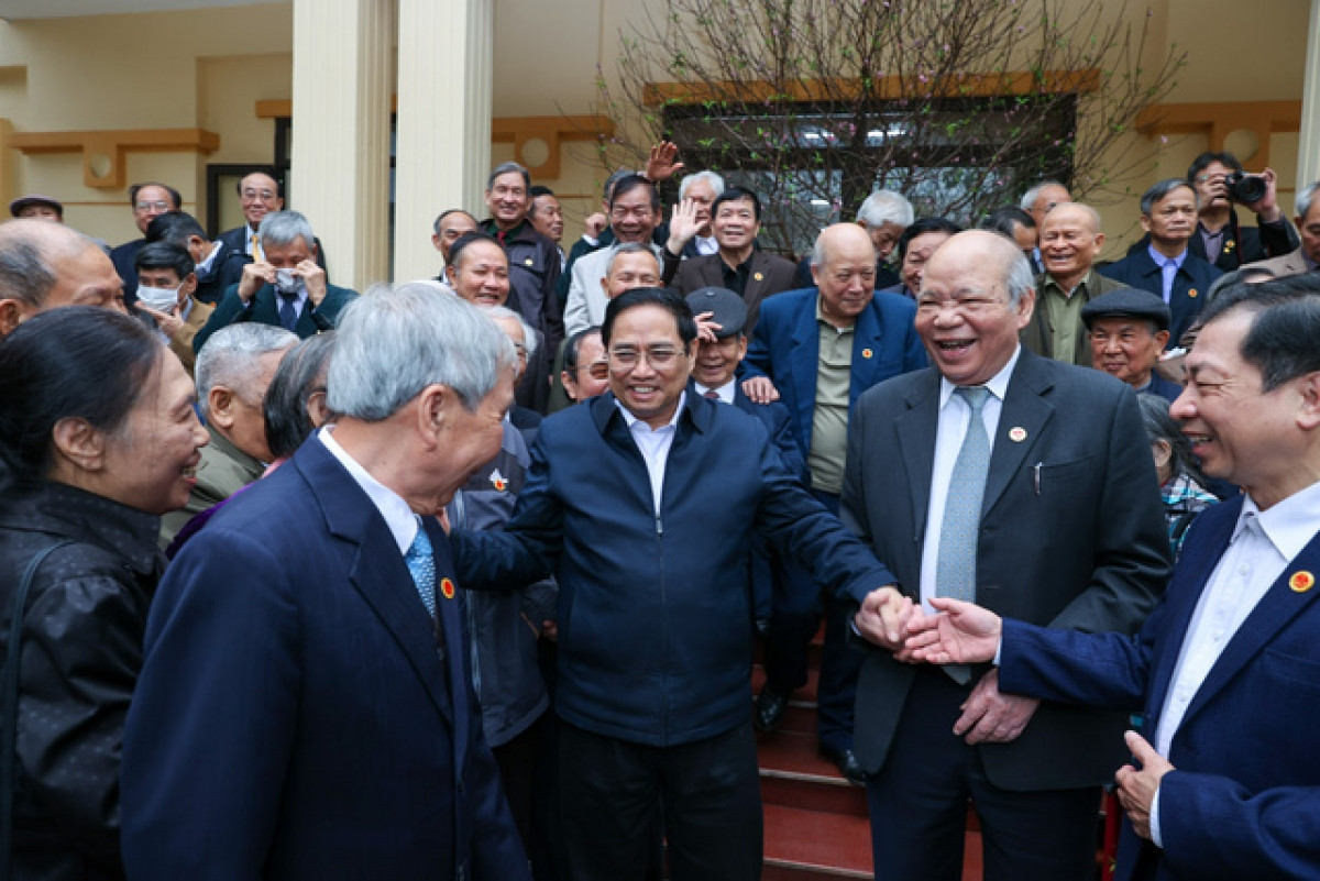 Thủ tướng Chính phủ Phạm Minh Chính và đoàn công tác của Trung ương thăm, chúc Tết hội viên Câu lạc bộ Hàm Rồng. Ảnh VGP