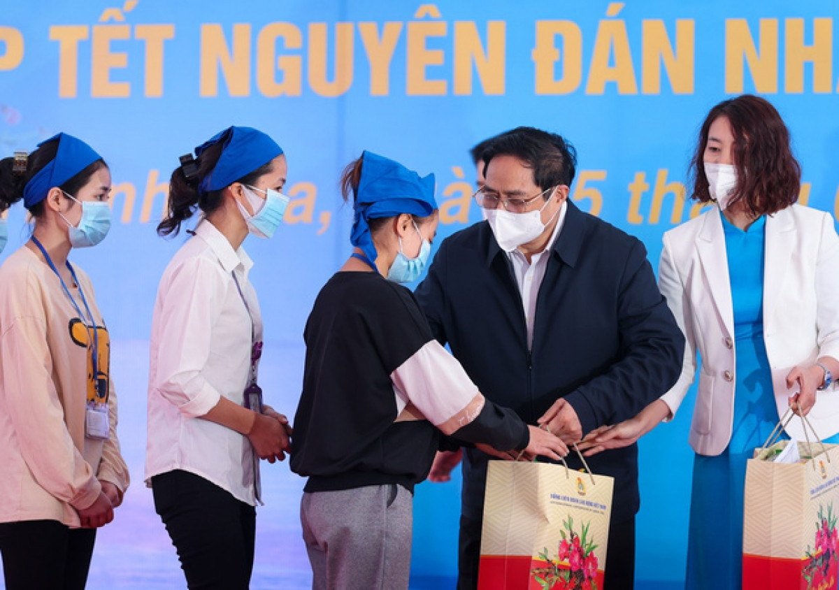 Thủ tướng chúc Tết, tặng quà Tết cho công nhân, người lao động