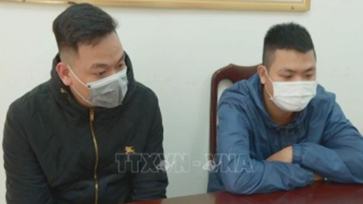 Lê Văn (trái) và Nguyễn Anh Tuấn tại cơ quan điều tra