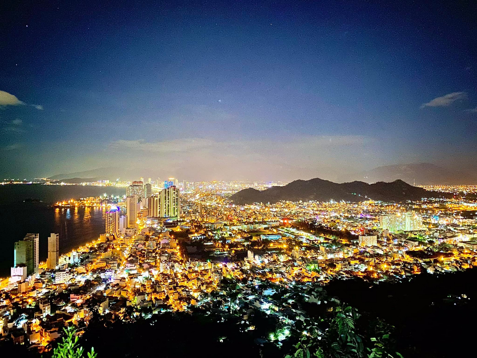 Nha Trang đâu chỉ có biển, bật mí tọa độ đẹp xuất sắc ngắm trọn thành phố về đêm - 12