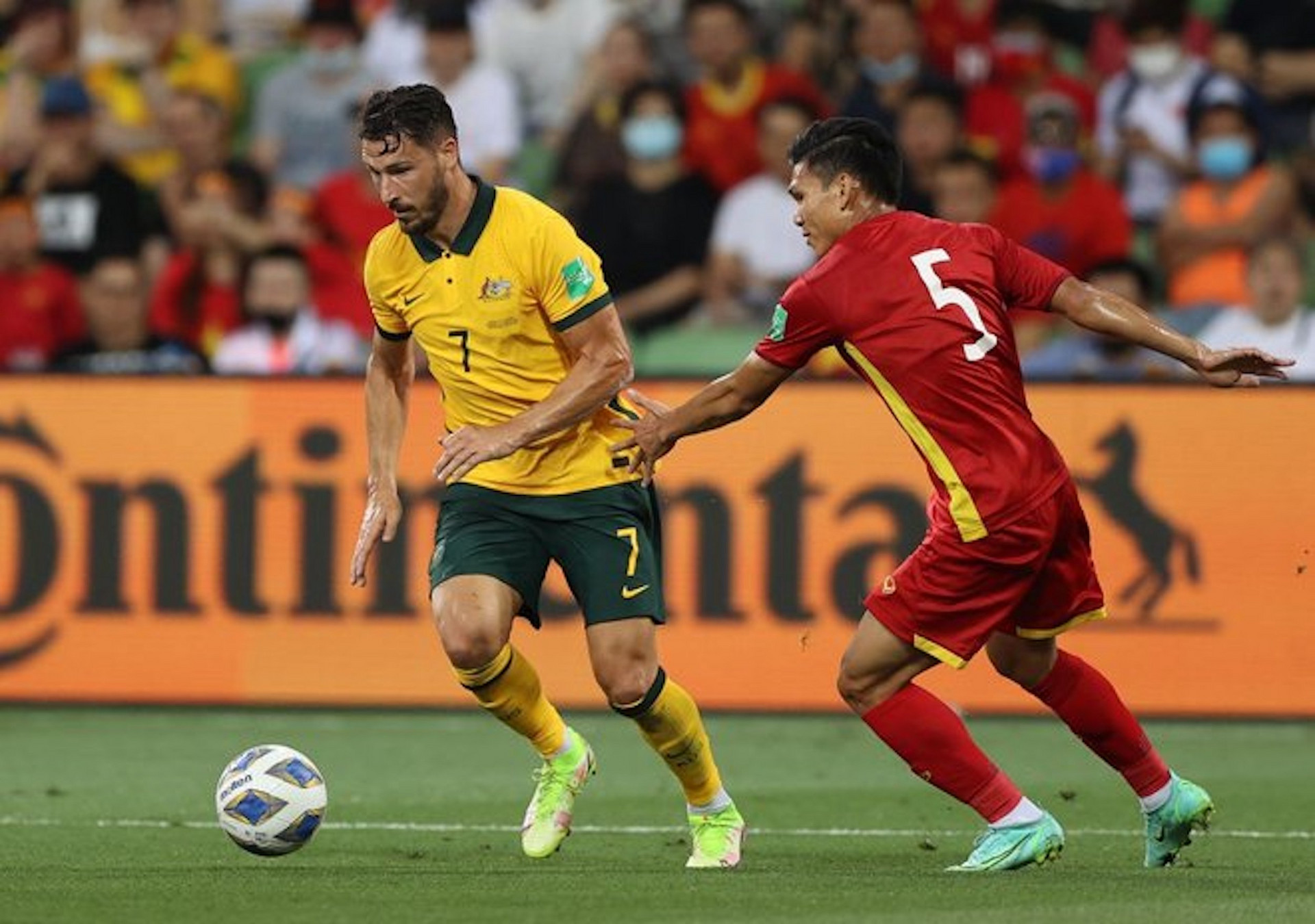 Hàng thủ liên tiếp sai lầm, tuyển Việt Nam thua đậm Australia - 1
