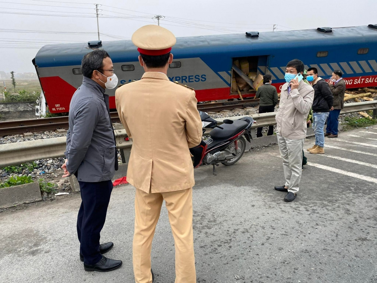 Ông Khuất Việt Hùng, Phó Chủ tịnh chuyên trách Ủy ban ATGT Quốc gia trực tiếp kiểm tra hiện trường vụ tai nạn.