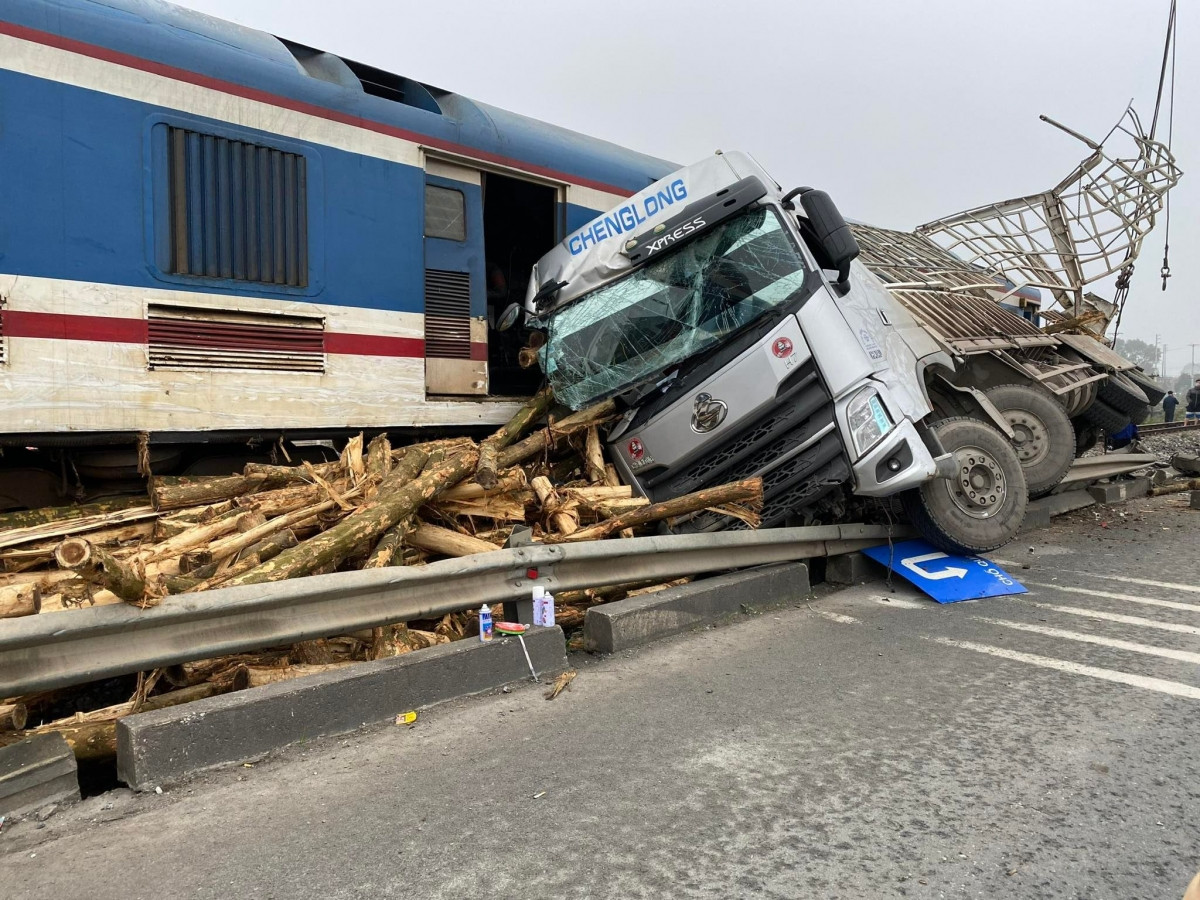 Một xe tải chở gỗ do mất lái đã đâm vào tàu khách SE4 khiến đầu máy bị văng khỏi đoàn tàu, một toa chở khách bị giằng khỏi đường ray.