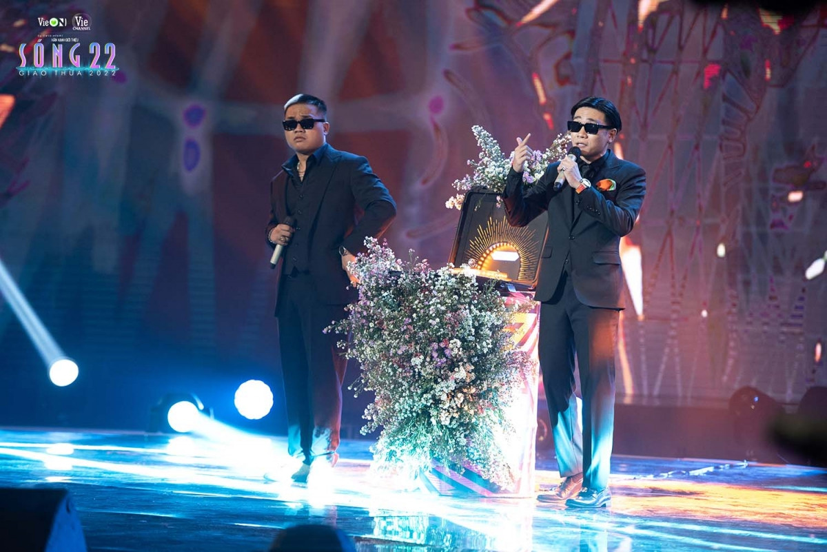 Wowy và Blacka thể hiện bản rap gây bão trong đêm Chung kết Rap Việt - Mùa 2. 