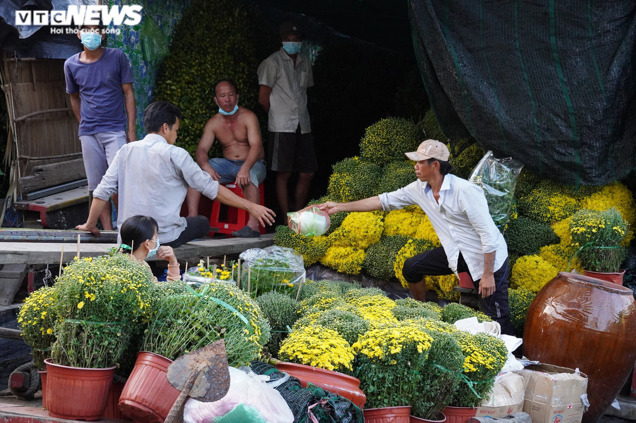 Ảnh: Chợ hoa 'Trên bến dưới thuyền' ở TP.HCM nhộn nhịp ngày giáp Tết - 8