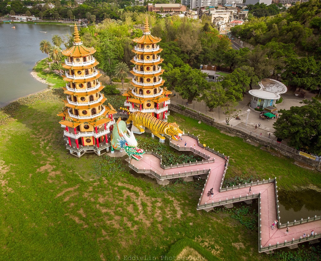 Ngôi chùa ‘long tranh hổ đấu’ với lối ra vào độc đáo thu hút du khách 'sống ảo' - 2