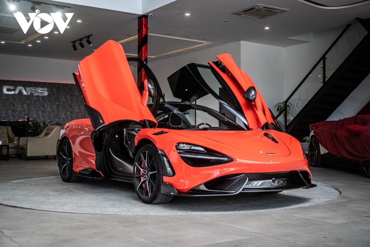 McLaren 765LT: McLaren 765LT là phiên bản hiệu năng cao của dòng xe 720S và hiện đang có 4 chiếc có mặt tại nước ta. Sắp tới đây, phiên bản mui cứng xếp điện 765LT Spider cũng có thể được đưa về nước để phục vụ các đại gia Việt. Giá bán cho mẫu xe này ở Việt Nam vào khoảng hơn 30 tỷ đồng.