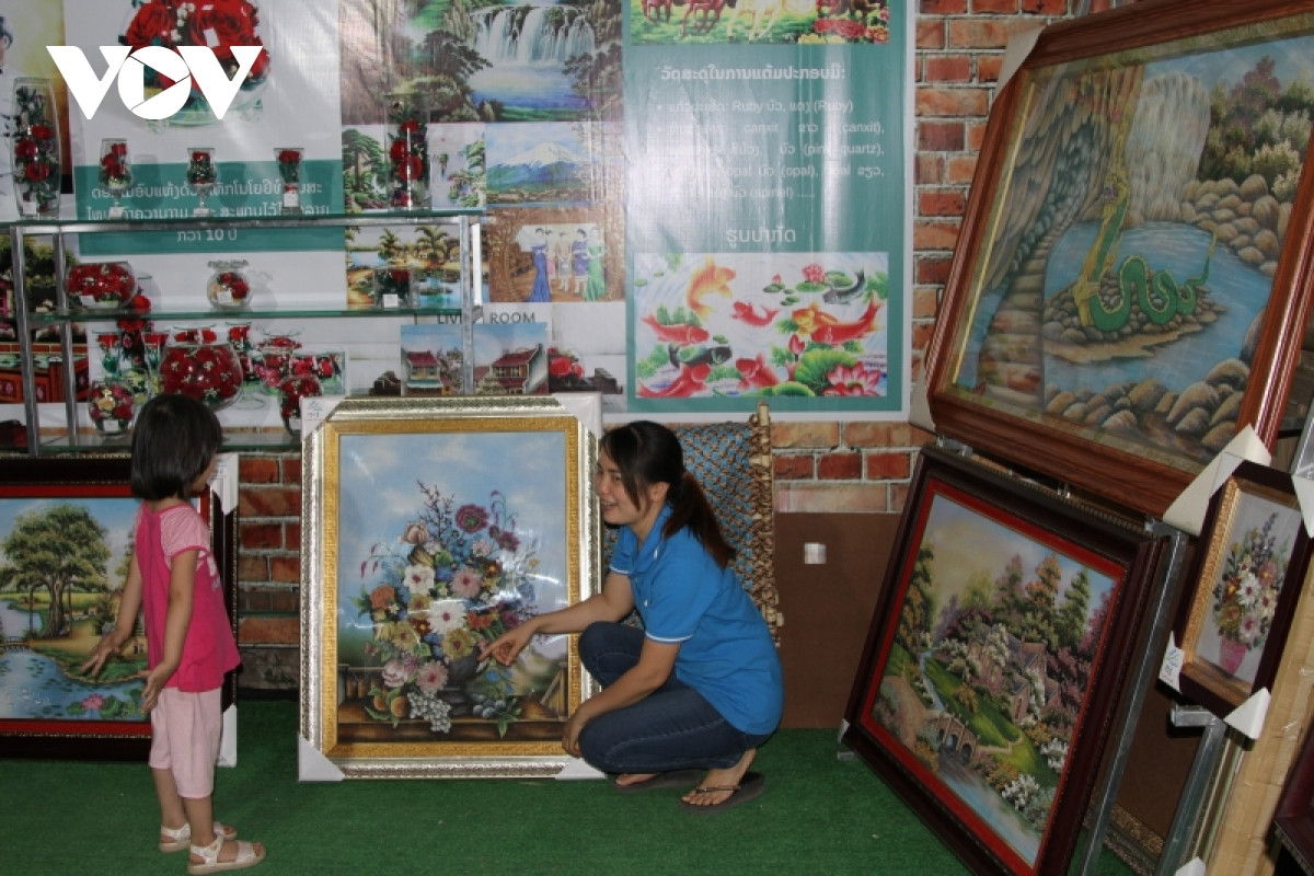 Cộng đồng người Việt tại Lào trao quà Tết cho bà con kiều bào - ảnh 2
