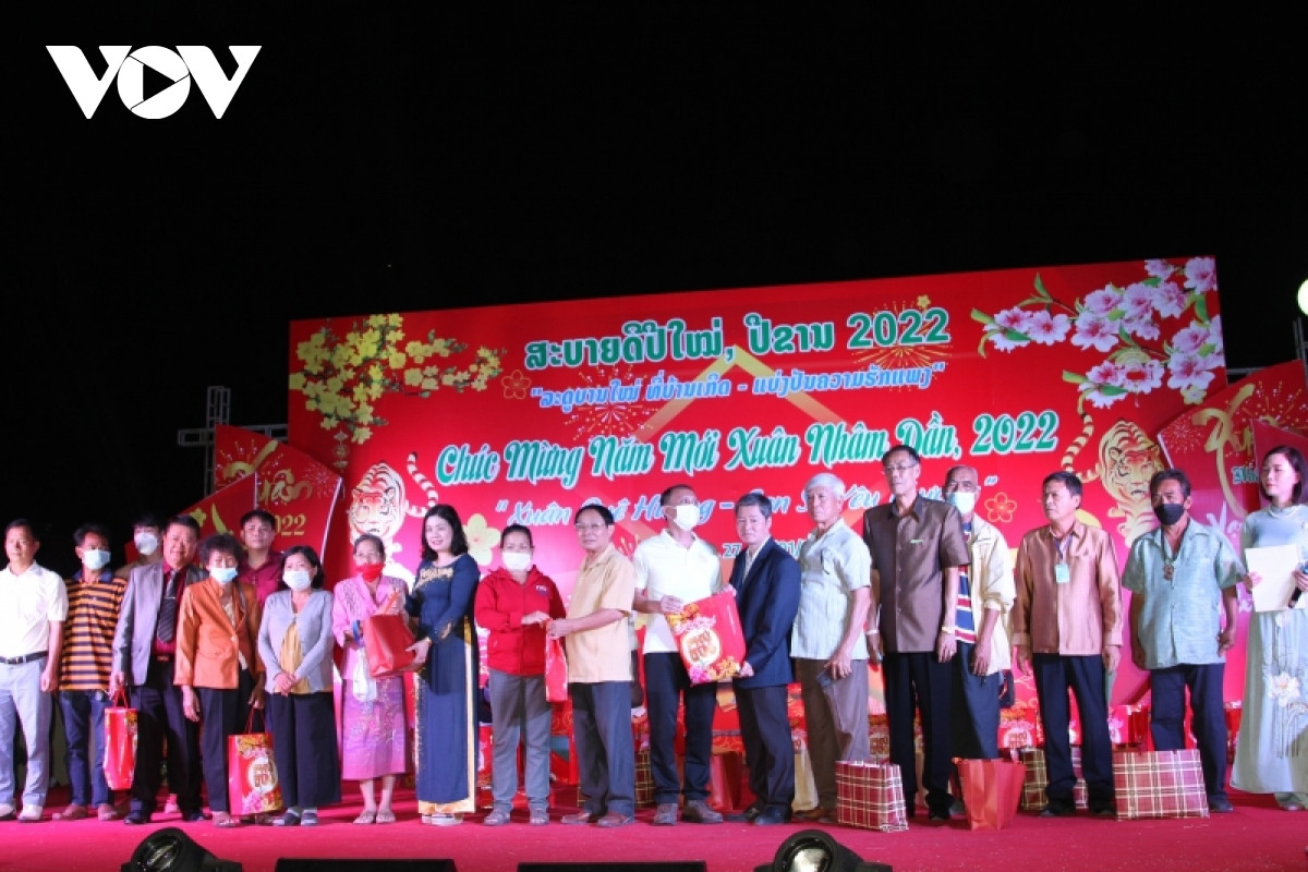 Cộng đồng người Việt tại Lào trao quà Tết cho bà con kiều bào - ảnh 3