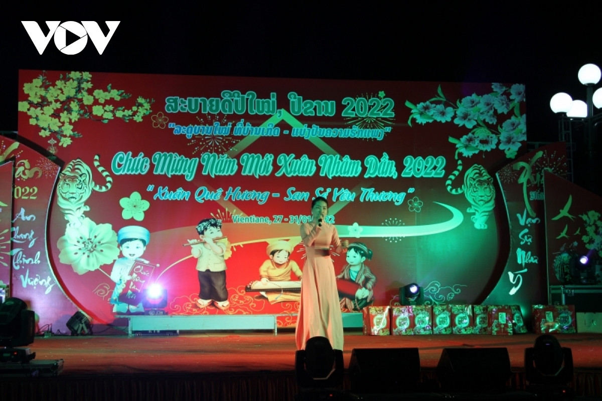 Cộng đồng người Việt tại Lào trao quà Tết cho bà con kiều bào - ảnh 4