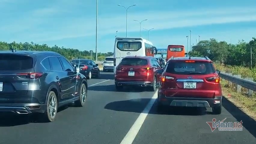 Xả trạm thu phí cao tốc TP.HCM - Long Thành - Dầu Giây - 1