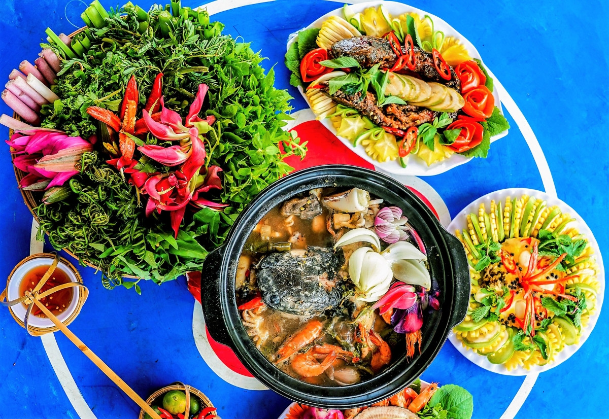 Lẩu mắm là món ăn nổi tiếng của người dân đất rừng U Minh.