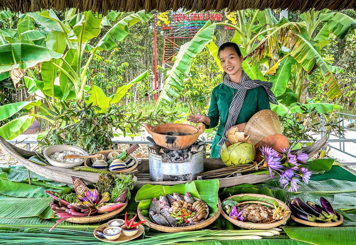 Tại khu du lịch sinh thái Hương Tràm, món ăn đắt khách nhất chính là lẩu mắm.