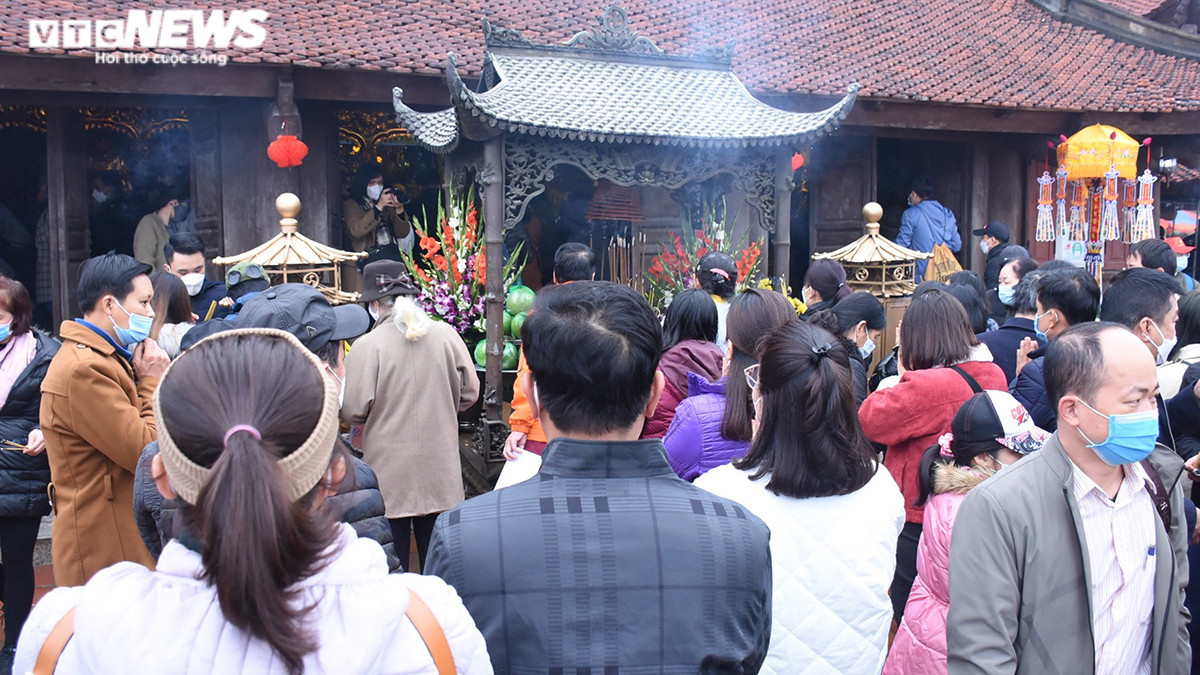 Du khách đua nhau xoa tiền lên chuông, khánh chùa Đồng Yên Tử để cầu may - 1