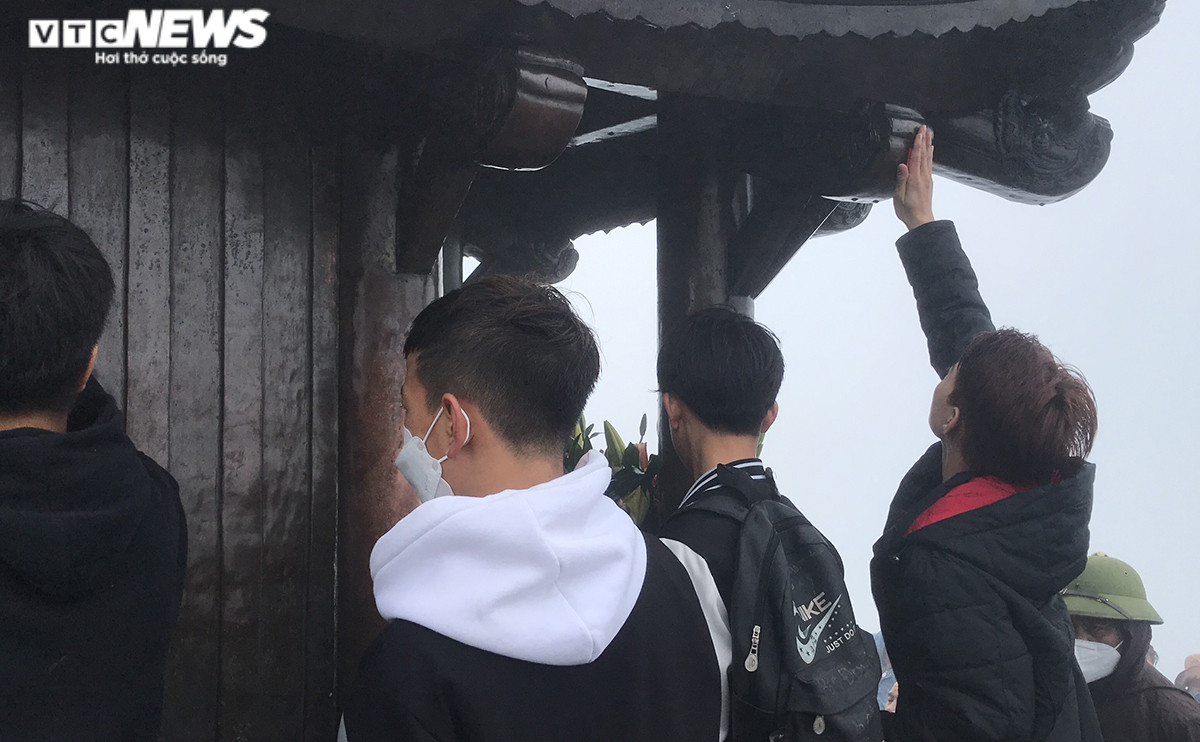 Du khách đua nhau xoa tiền lên chuông, khánh chùa Đồng Yên Tử để cầu may - 11