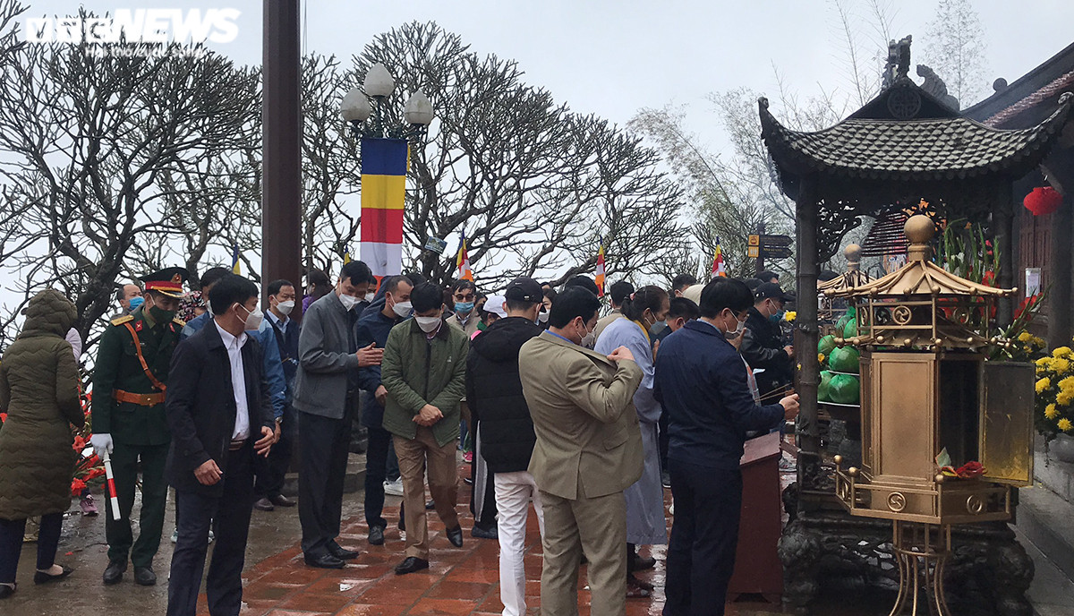 Du khách đua nhau xoa tiền lên chuông, khánh chùa Đồng Yên Tử để cầu may - 2