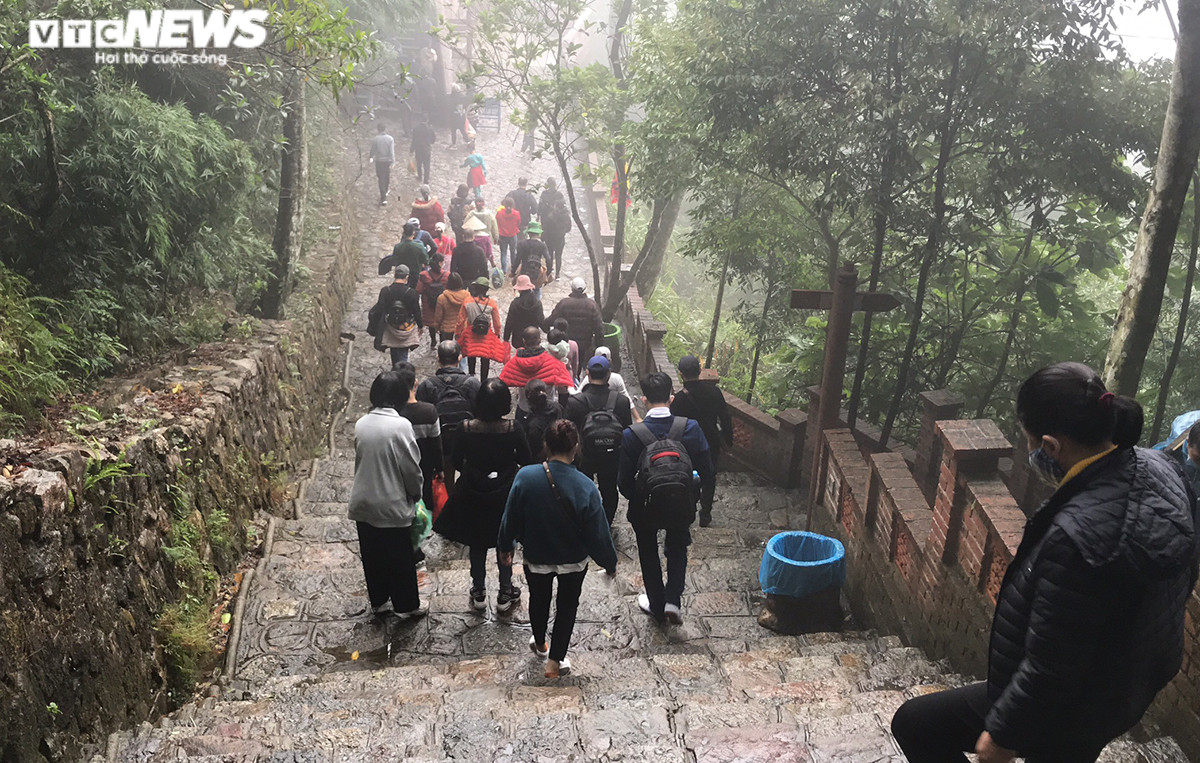 Du khách đua nhau xoa tiền lên chuông, khánh chùa Đồng Yên Tử để cầu may - 16