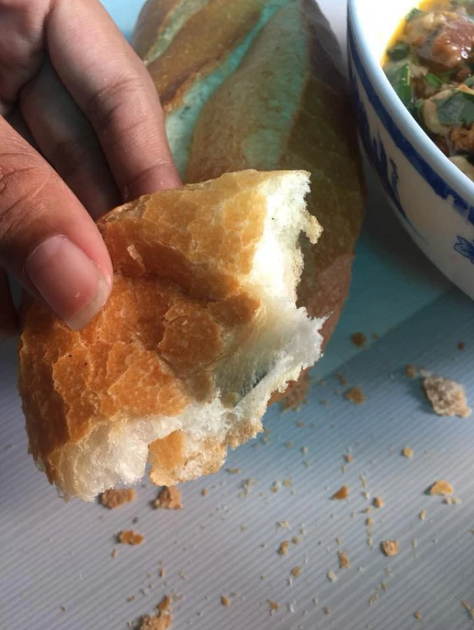 Hí hửng xé bánh mì ăn, cô gái xanh mặt vì suýt ‘mất lưỡi’ bởi thứ ẩn bên trong - 1