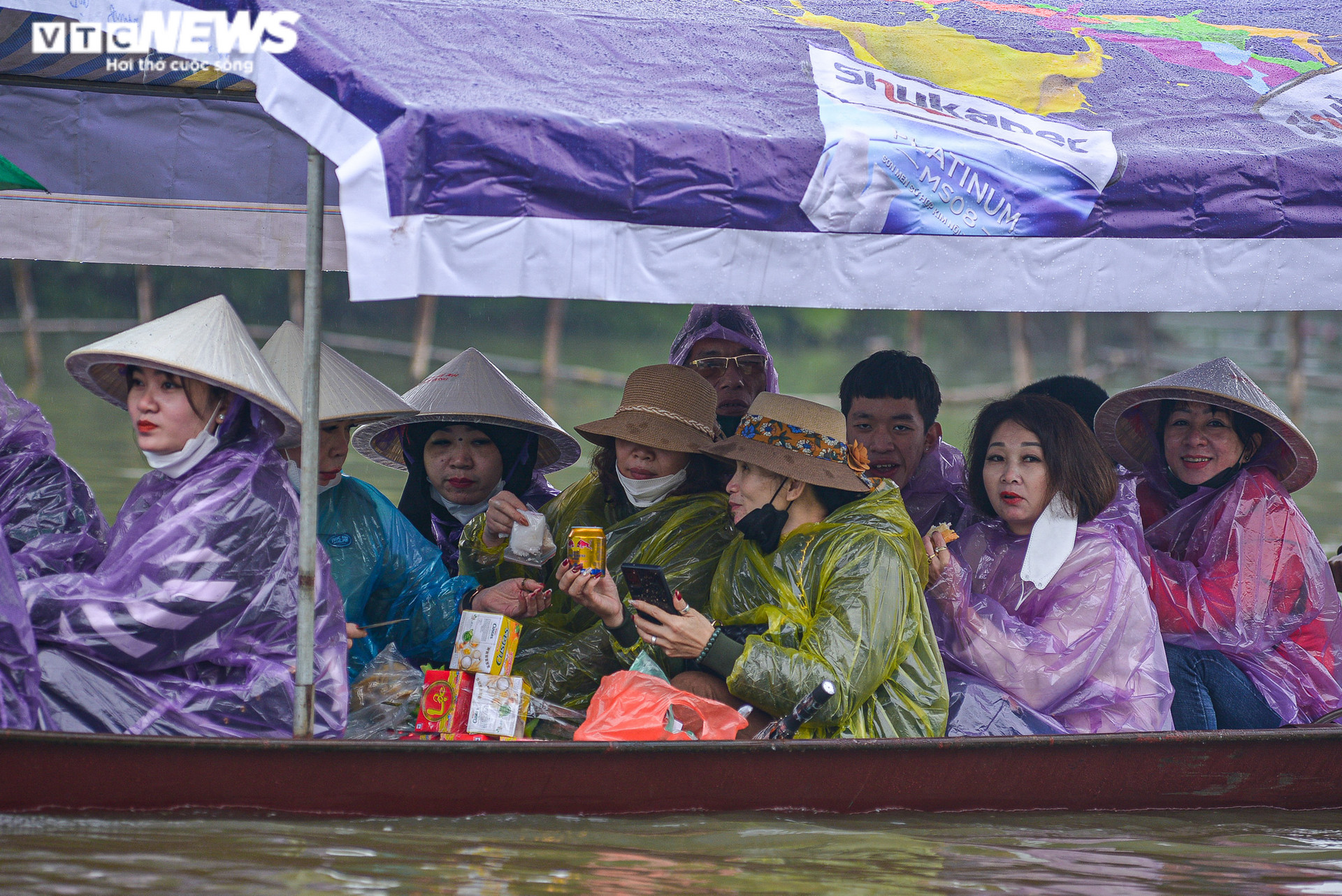 Ảnh: Du khách đội mưa rét đi lễ chùa Hương - 3