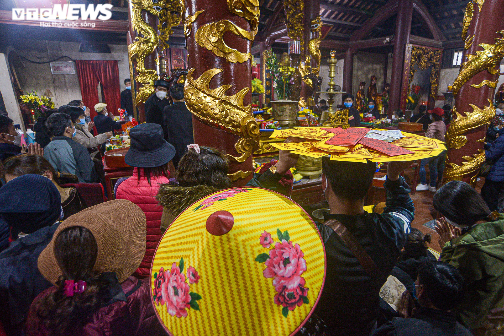 Ảnh: Du khách đội mưa rét đi lễ chùa Hương - 8