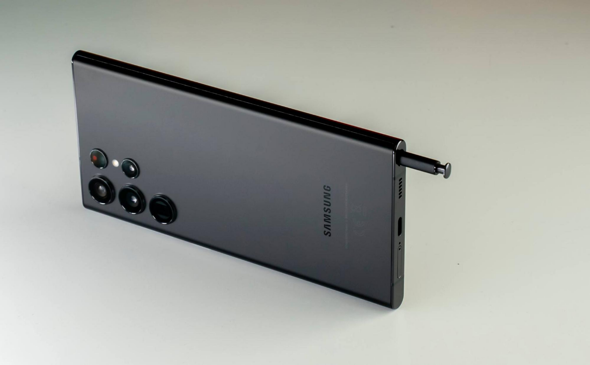 So sánh Samsung Galaxy S22 Ultra chip Exynos vs Snapdragon 8 Gen 1 - 1