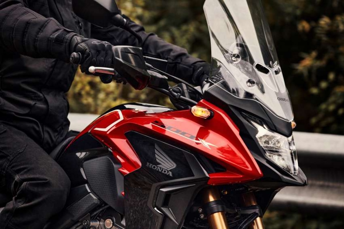 Honda CB500X 2022 tại Malaysia có đến 3 màu sắc - Grand Prix Red, Matte Gunpowder Black Metallic và Pearl Organic Green - trong khi CB500R chỉ có một tùy chọn màu - Grand Prix Red.