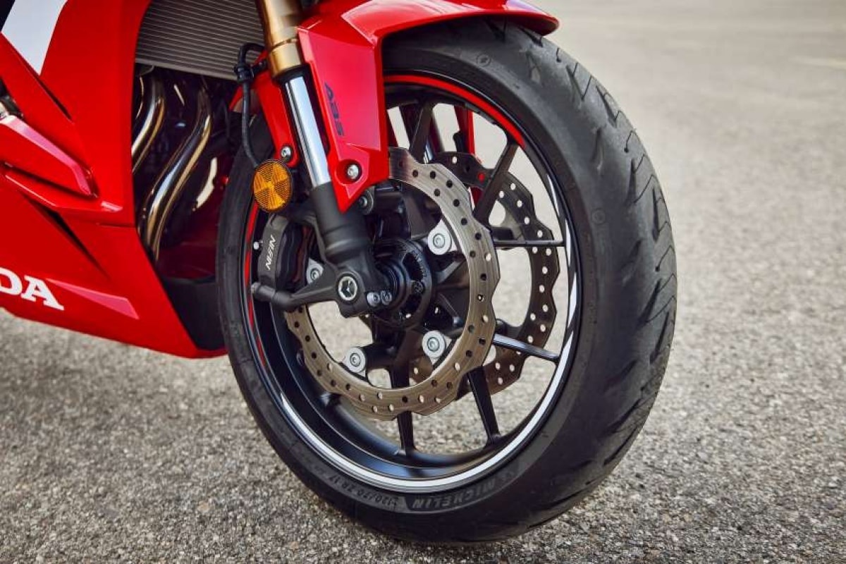Cùng với dòng Honda CB-series tại thị trường châu Âu được giới thiệu vào tháng 9/2021, nâng cấp đáng kể nhất cho CB500R và CB500X là phuộc ngược Showa Separate Function-Big Piston (SSF-BP), có đường kính 41 mm và có thể điều chỉnh để tải trước, trong khi monoshock phía sau có điều chỉnh tải trước năm giai đoạn.