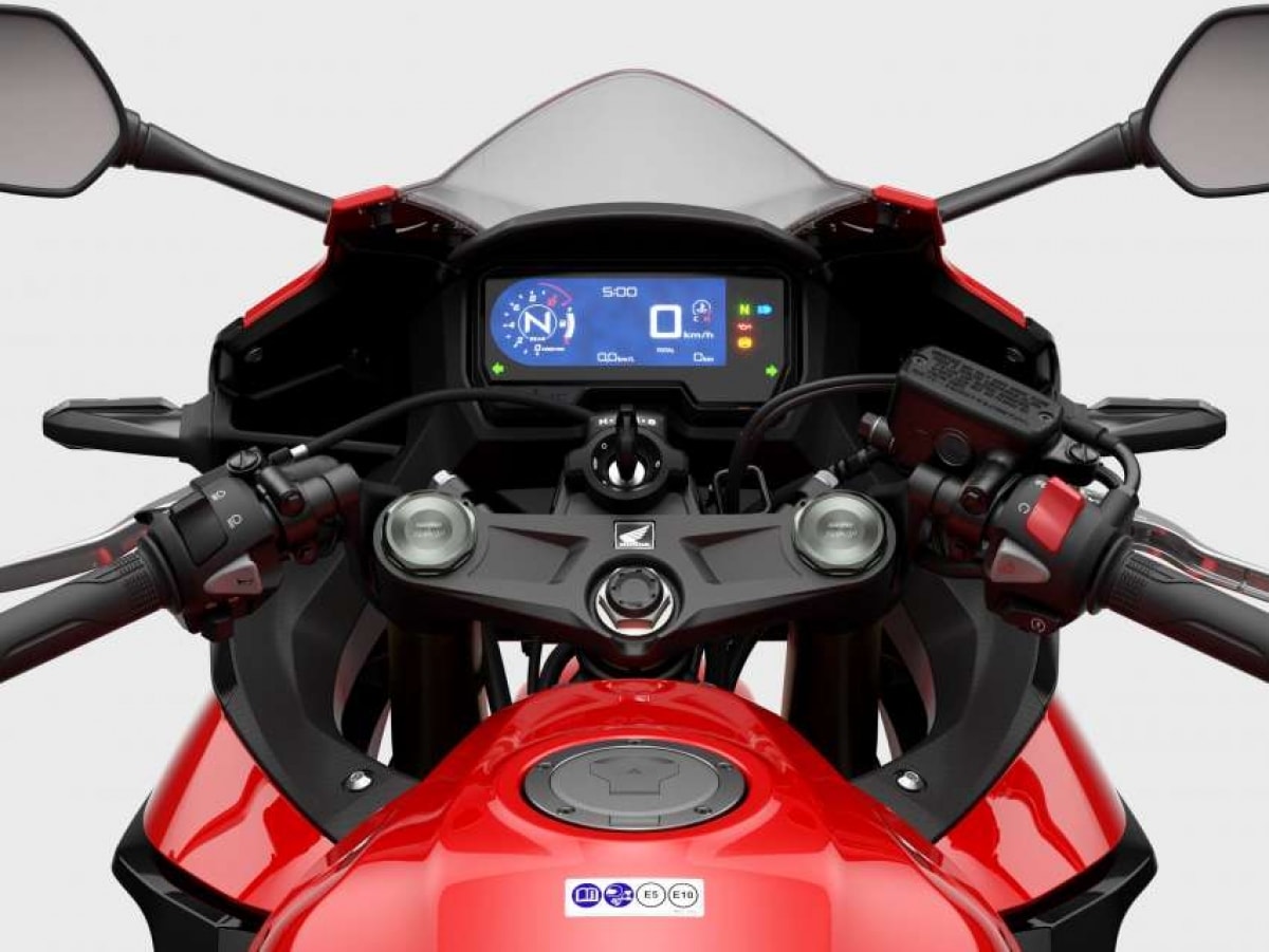 CB500R có trọng lượng 192 kg trong khi CB500X có trọng lượng 199 kg, cả 2 đều được trang bị ghi động mới, nhẹ hơn và có độ uốn bên nhiều hơn, cải thiện khả năng xử lý.