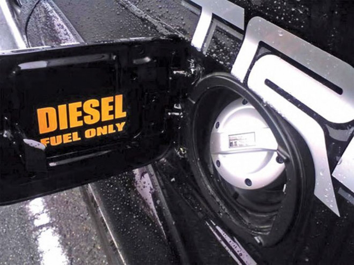 Ngoài ra, để hạn chế việc đổ nhầm nhiên liệu thì đối với những mẫu xe chạy dầu bạn nên dãn nhãn hoặc dòng chữ 