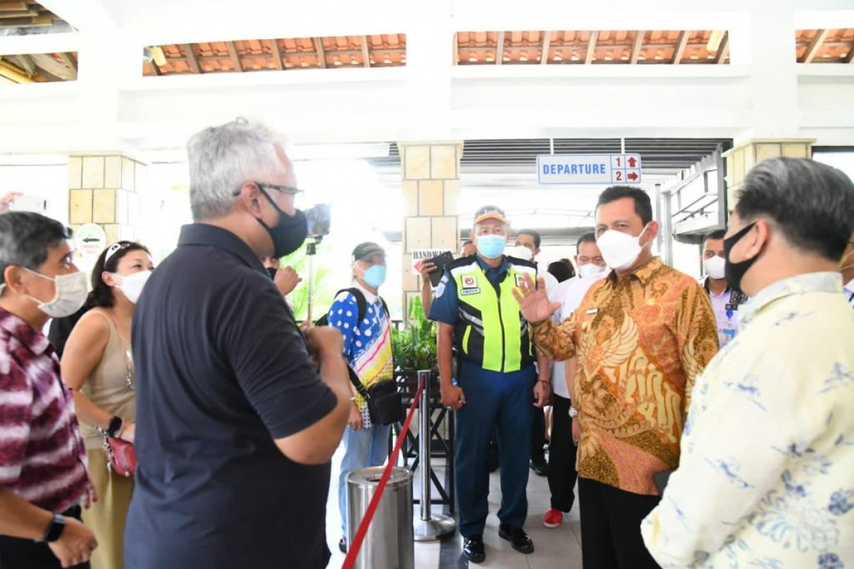 Thống đốc Riau, ông Ansar Ahmad (áo vàng) chào đón những du khách Singapore đầu tiên
(Nguồn: wartarakyat)