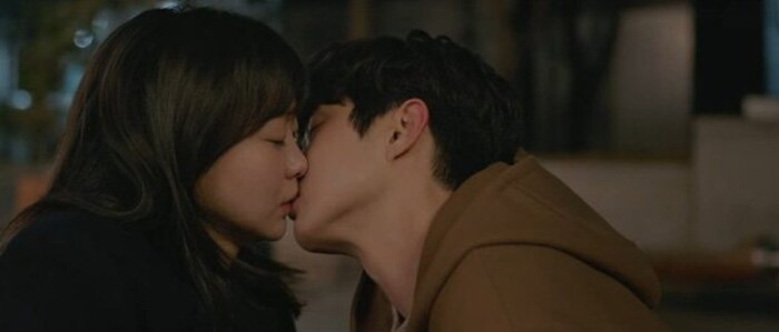 Những nụ hôn ngọt nhất màn ảnh truyền hình Hàn Quốc đầu năm 2022 - 6
