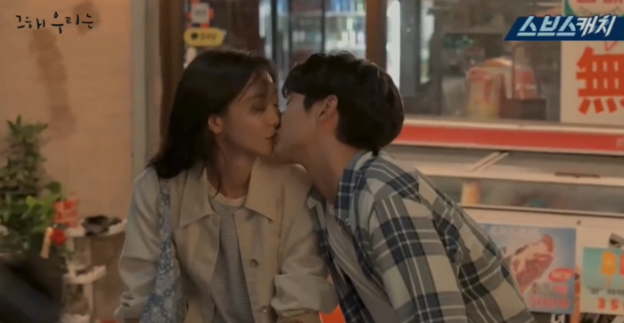 Những nụ hôn ngọt nhất màn ảnh truyền hình Hàn Quốc đầu năm 2022 - 7