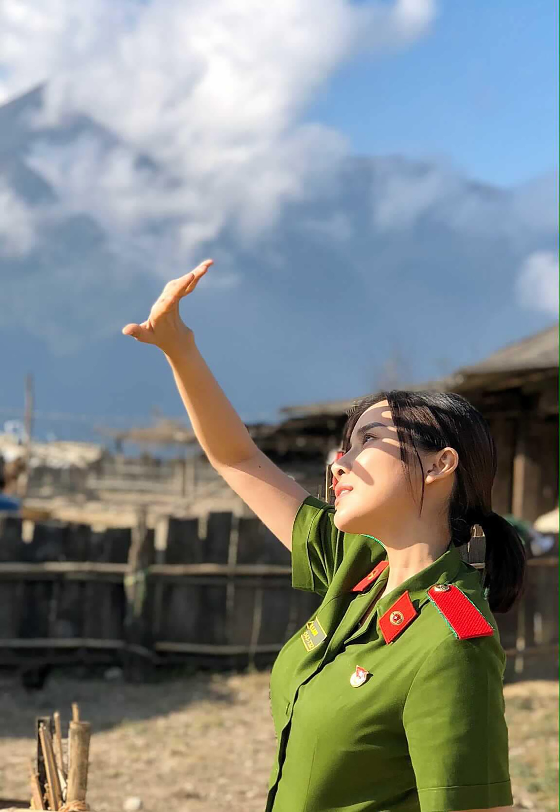 Cao Thái Hà ngoài đời nóng bỏng khác hẳn trong phim 'Bão ngầm'  - 1