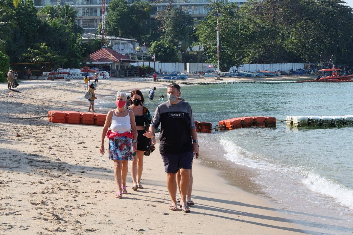 Du khách quốc tế đi dạo tại Pattaya, Thái Lan hồi tháng 12/2021. Nguồn: Bangkok Post