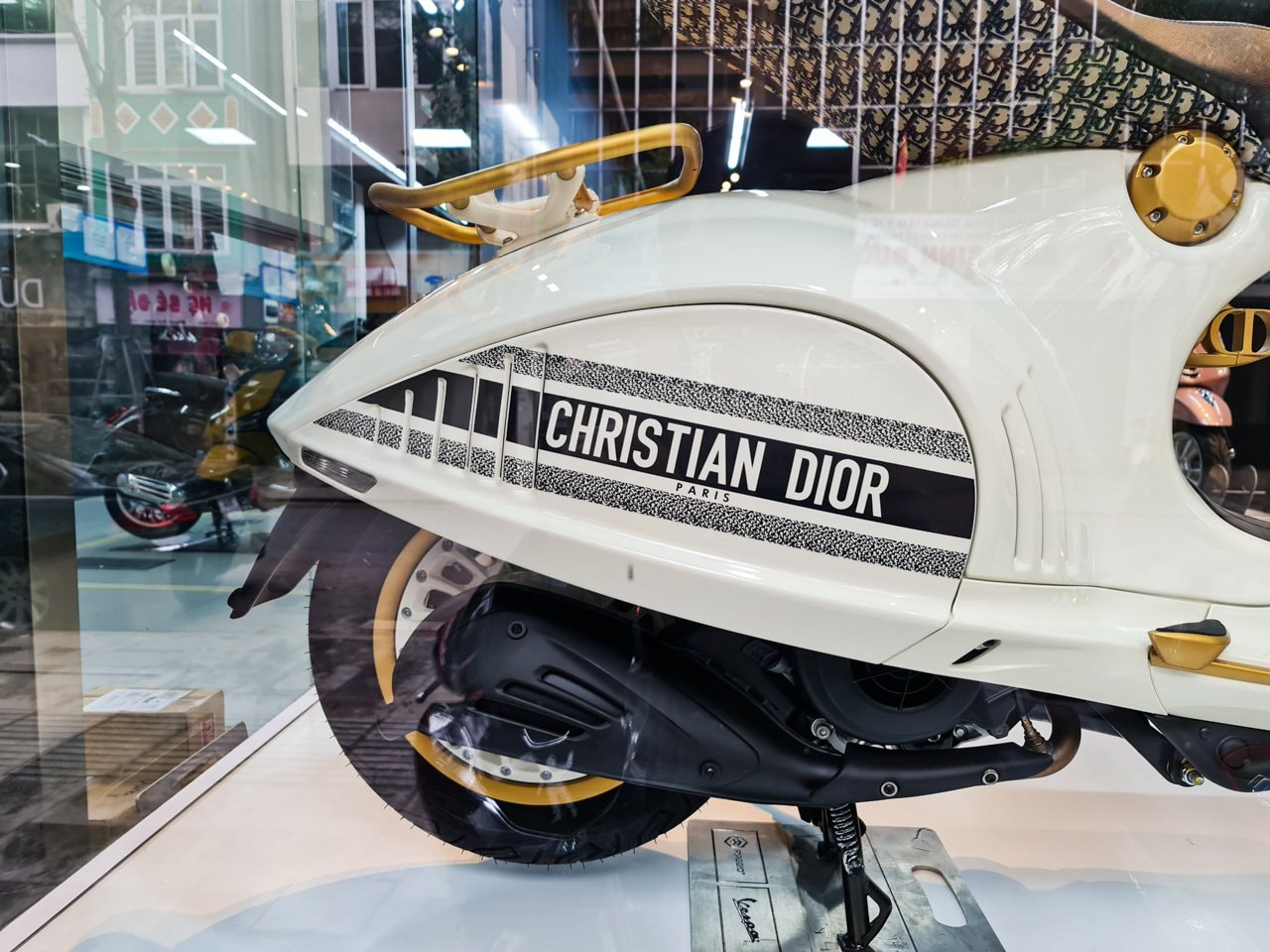 Cận cảnh Vespa 946 Christian Dior giá gần 700 triệu đồng tại Việt Nam - 5