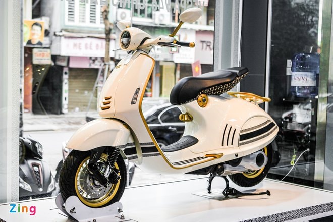 Cận cảnh Vespa 946 Christian Dior giá gần 700 triệu đồng tại Việt Nam - 1