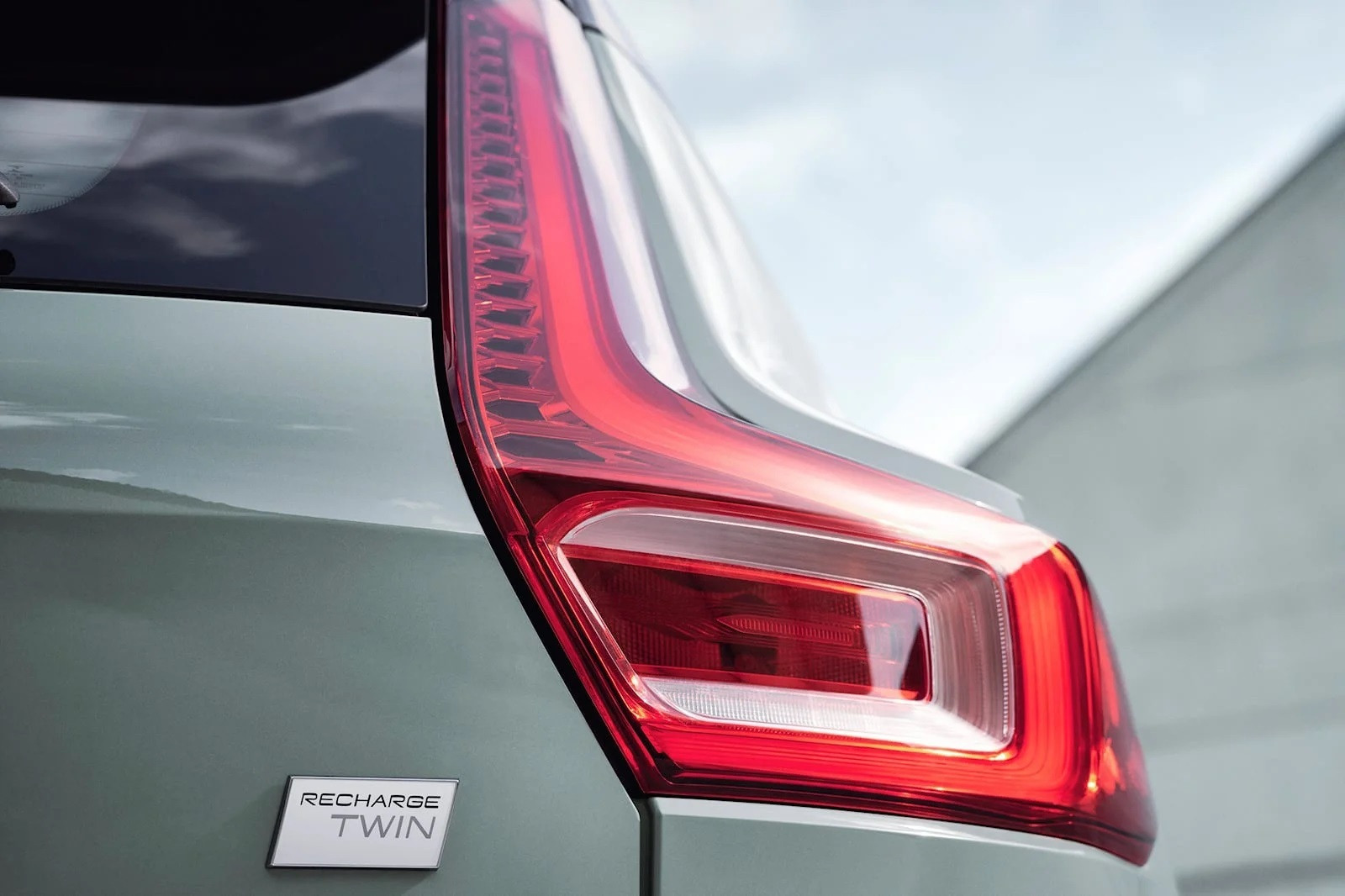 SUV điện Volvo XC40 Recharge 2023 được nâng cấp thiết kế - 7