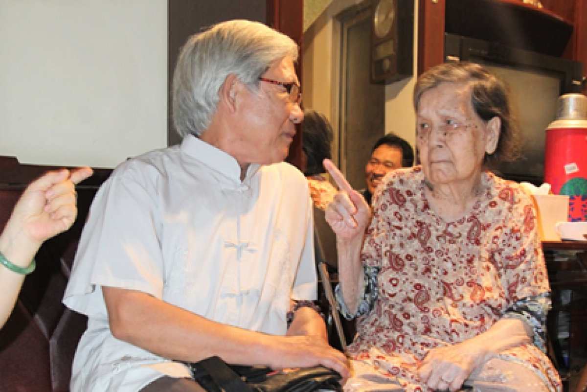 Cụ bà Tuyết Mai và tác giả.. (năm 2019). Ảnh Sơn Tùng.