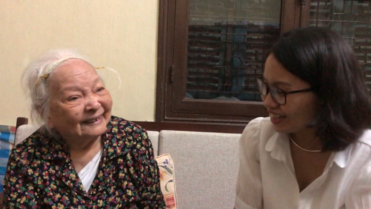 Cụ Vân Yến tiếp chuyện nhà biên kịch Thu Huệ (xưởng phim Thời sự tài liệu Trung ương, tháng 6/2021) tại nhà số 5, Trần Phú-HN. (Ảnh: Hà Phương).