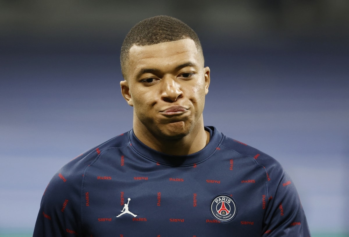 Mbappe khởi động trước trận. (Ảnh: Reuters). 