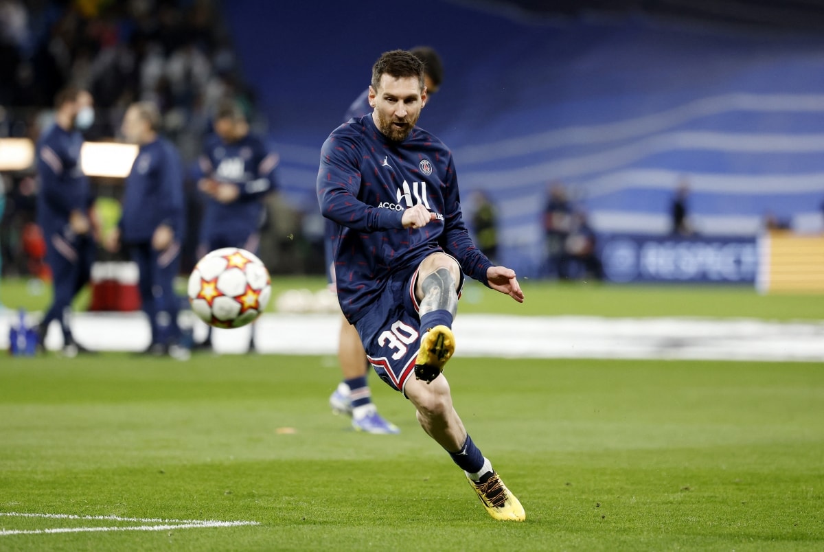 Messi khởi động trước trận. (Ảnh: Reuters).
