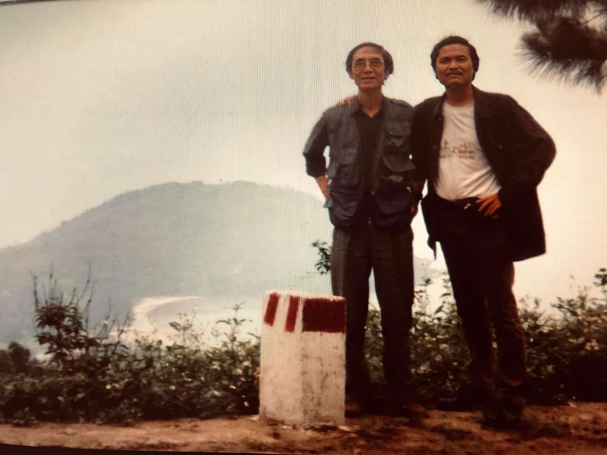 Nhạc sĩ Văn Dung và nhạc sĩ Vũ Thiết trong chuyến công tác ở Mỹ Sơn, Hội An năm 1996.