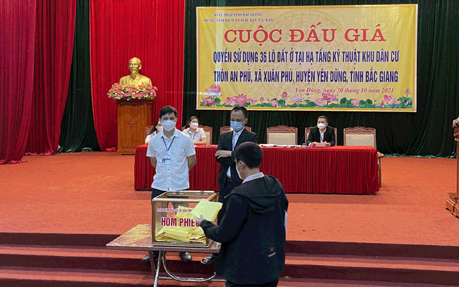 Cuộc đấu giá quyền sử dụng 36 lô đất ở tại khu dân cư Xuân Phú, huyện Yên Dũng, Bắc Giang.