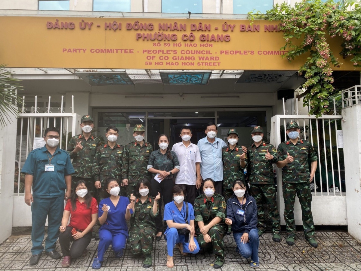 Ngọc (đứng hàng sau, thứ 3 từ phải sang) cùng đoàn công tác của Bệnh viện tham gia tăng cường TPHCM và  miền Nam chống dịch tháng 9/2021. 
