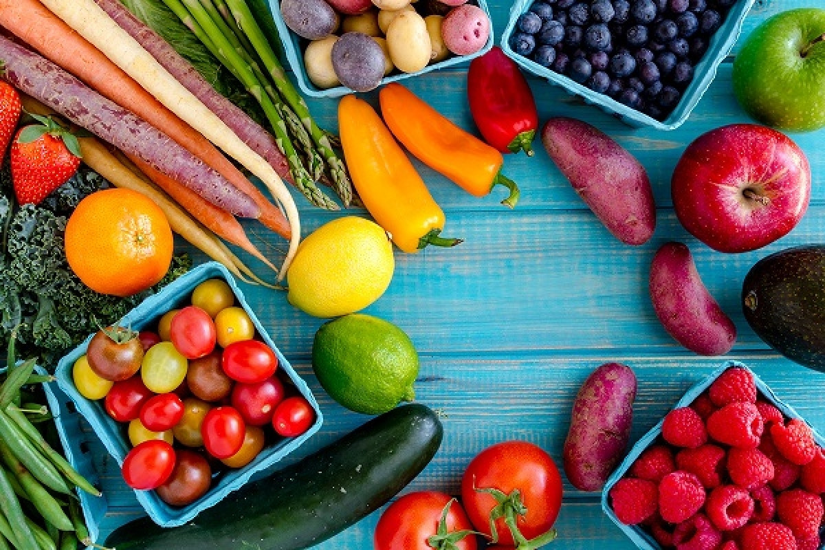 Đảm bảo ăn 4-5 lạng rau và trái cây mỗi ngày để cung cấp đủ các vitamin