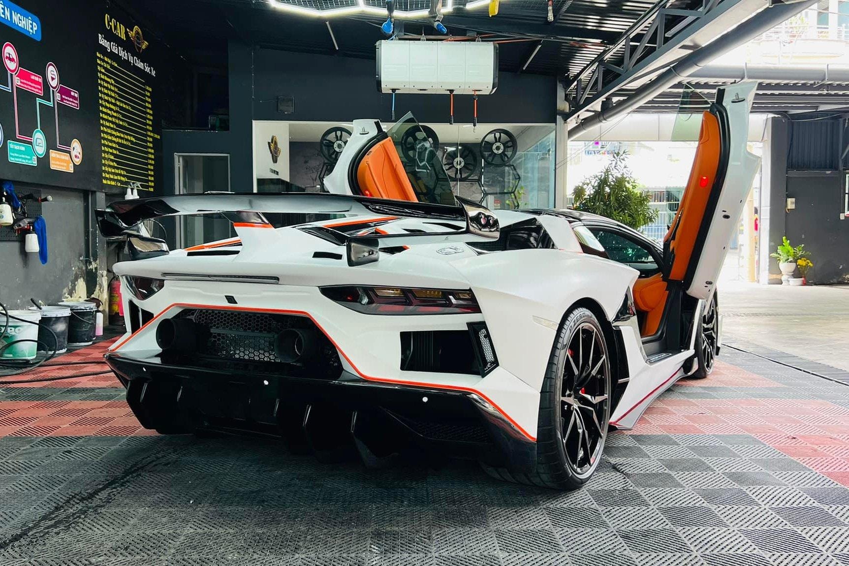 Lamborghini Aventador Roadster độ lên phiên bản SVJ tại Việt Nam - 5
