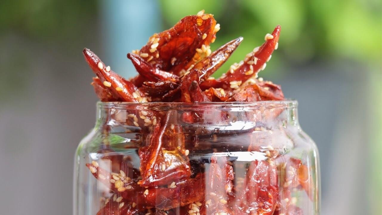 Món snack ớt khô nổi tiếng ở Thái Lan, nhai giòn rụm mà không hề cay xé lưỡi? - 4